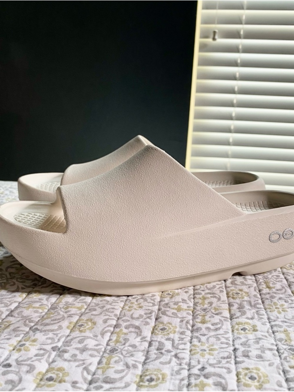OOFOS OOahh PLUS Women’s Slide in Limited Edition Color Chalk - Picture 2 of 9